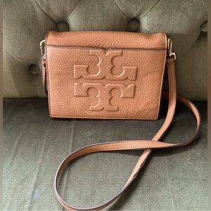 EUC TORY BURCH BOMBE “T” SHOULDER/CROSSBODY